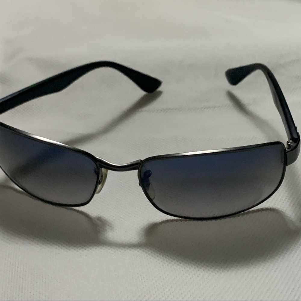 Ray-Ban RB3478 Sunglasses are sporty, functional design with classic polarized.